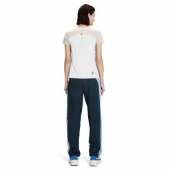 On | Women's Performance-T - Pearl 10 On | Women's Performance-T - Pearl -True Motion Sales Store 202.01022 W On Performance T backfullbody