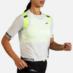 Brooks | Women's Carbonite Short Sleeve 11 Brooks | Women's Carbonite Short Sleeve -True Motion Sales Store 221495052 F brooks carboniteshortsleeve modelrun