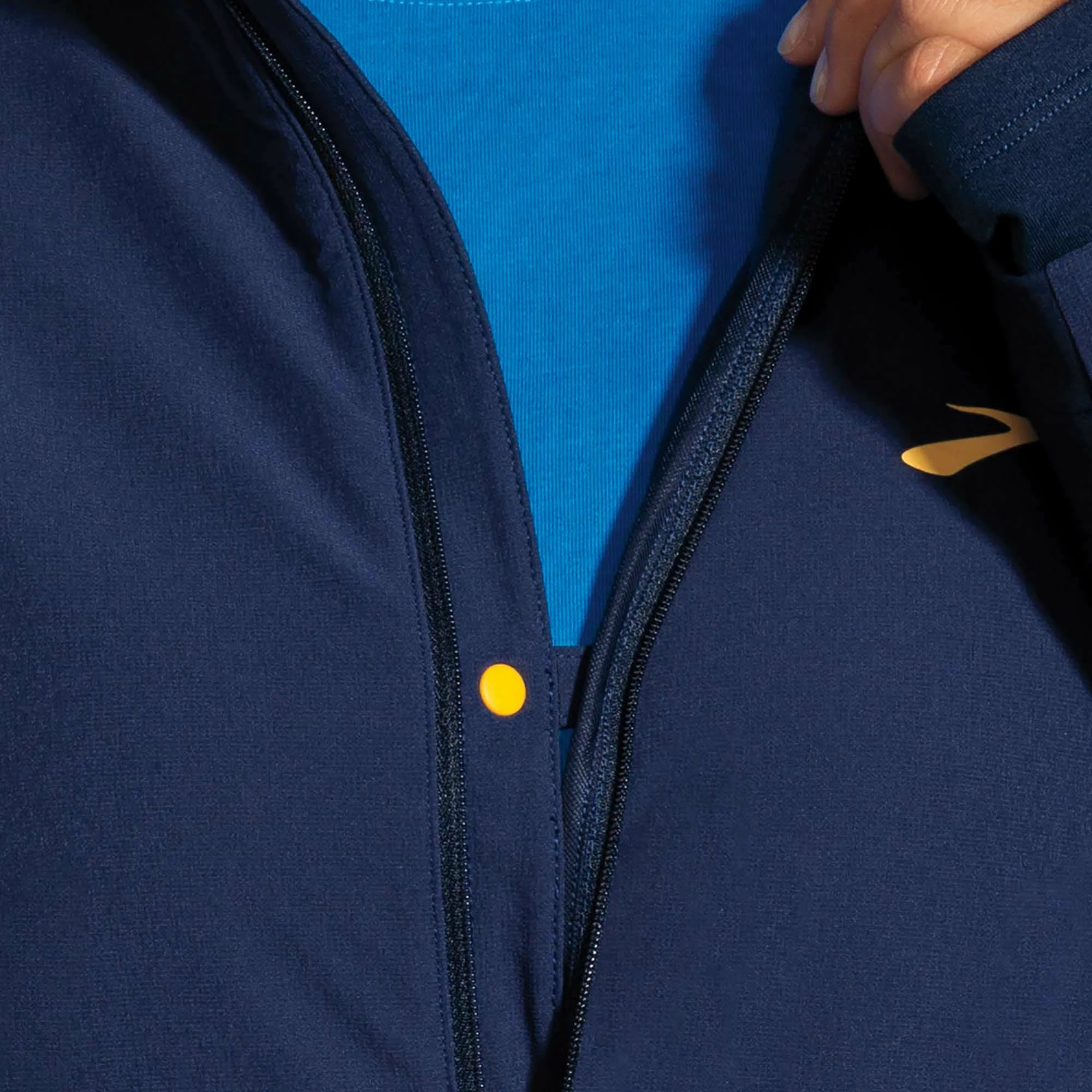 Brooks | Women's Fusion Hybrid Jacket 8 Brooks | Women's Fusion Hybrid Jacket - Image 6