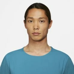 Nike | Men's Dri-Fit Trail Rise 365 SS 14 Nike | Men's Dri-Fit Trail Rise 365 SS -True Motion Sales Store CZ9050367 M nike dftrailrise365ss modelupper