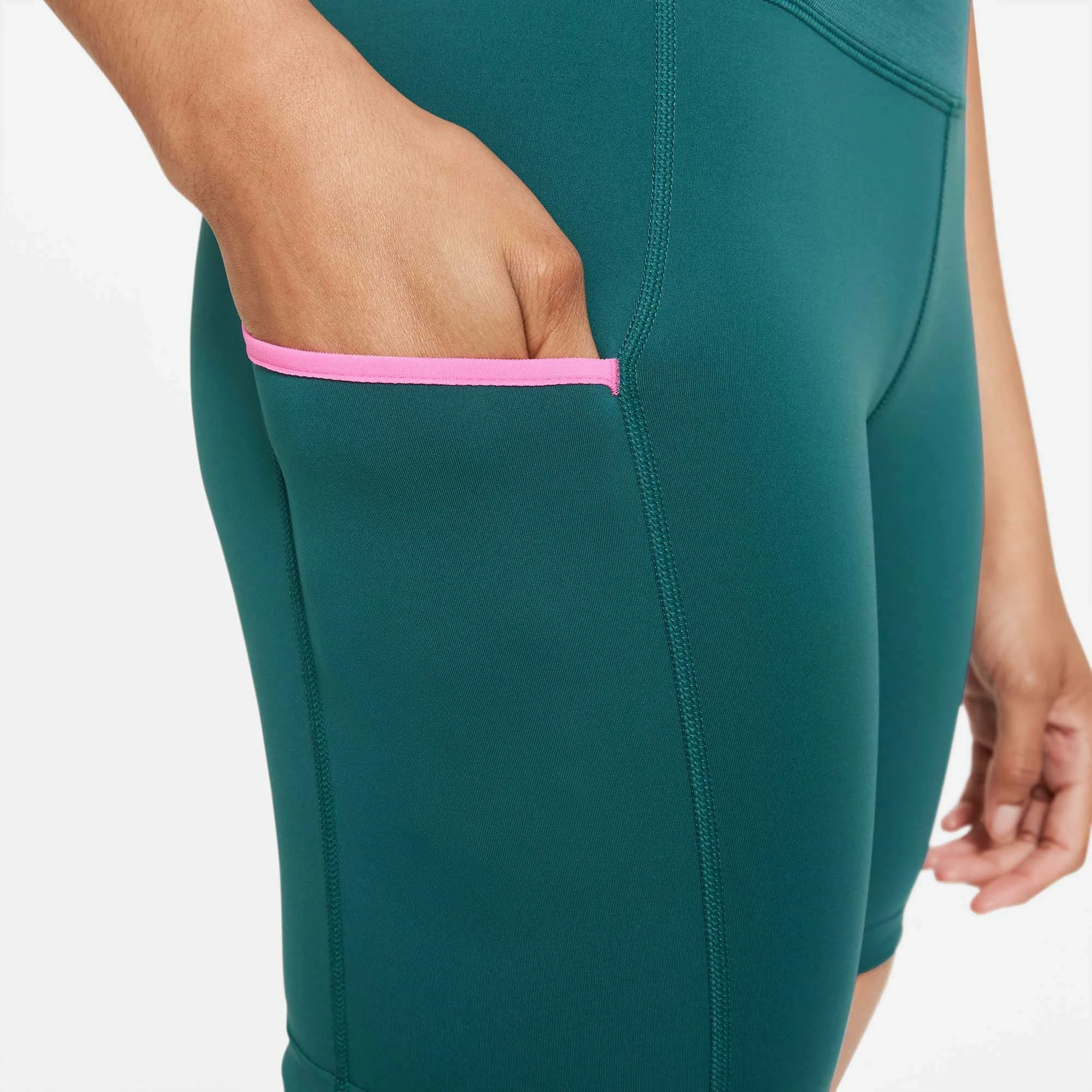 Nike | Women's Epic Luxe Tight Short Trail 4 Nike | Women's Epic Luxe Tight Short Trail - Image 2