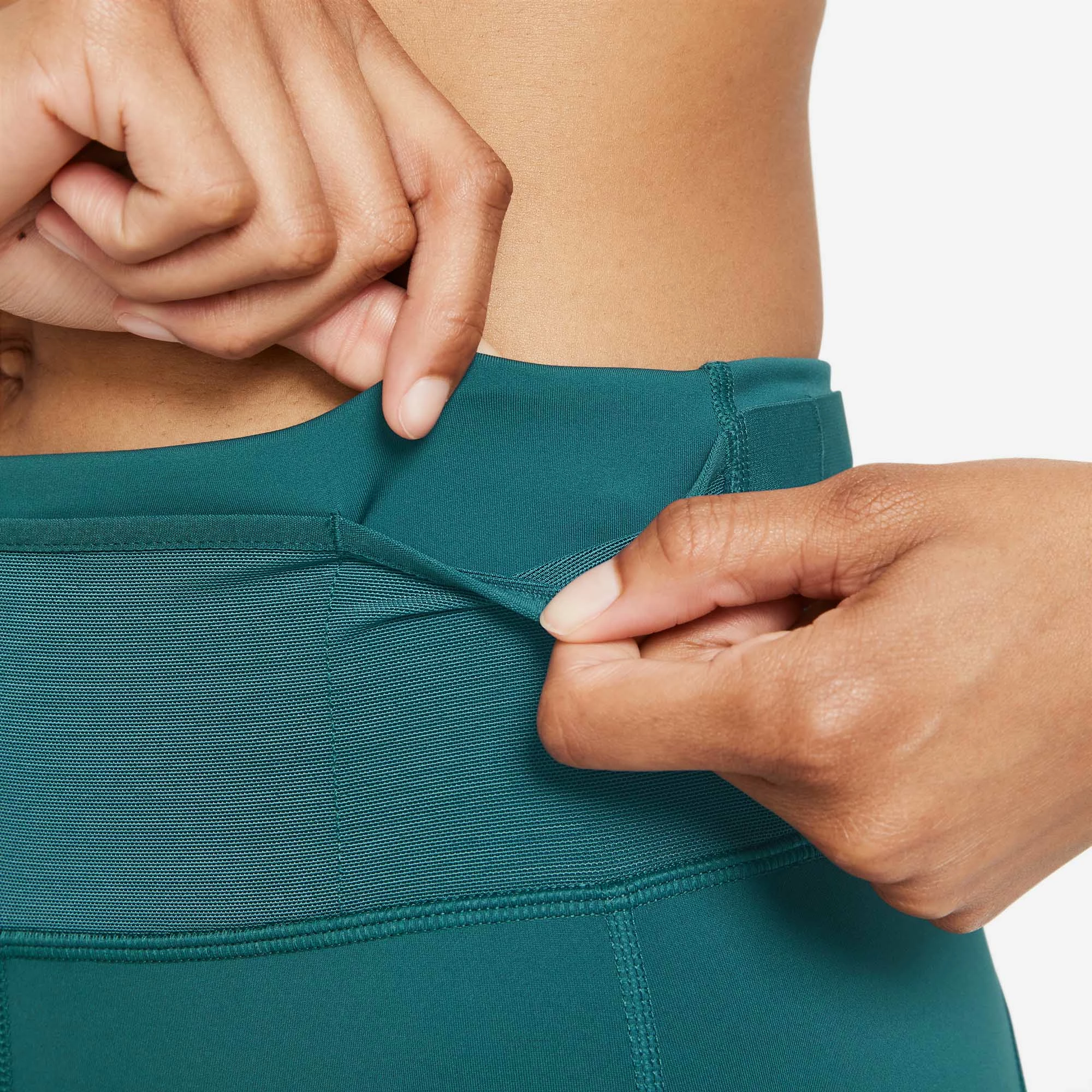 Nike | Women's Epic Luxe Tight Short Trail 6 Nike | Women's Epic Luxe Tight Short Trail - Image 4