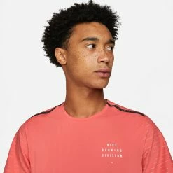 Nike | Men's Dri-Fit Run Division NV Rise 365 SS 13 Nike | Men's Dri-Fit Run Division NV Rise 365 SS -True Motion Sales Store DD4851814 M nike dfrdnvrise365ss modelupper