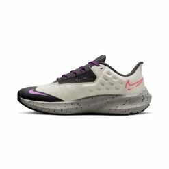Nike | Women's Air Zoom Pegasus 39 Shield Running Shoes - Light Bone 17 Nike | Women's Air Zoom Pegasus 39 Shield Running Shoes - Light Bone -True Motion Sales Store DO7626 003 W Nike Pegasus39Shield side2