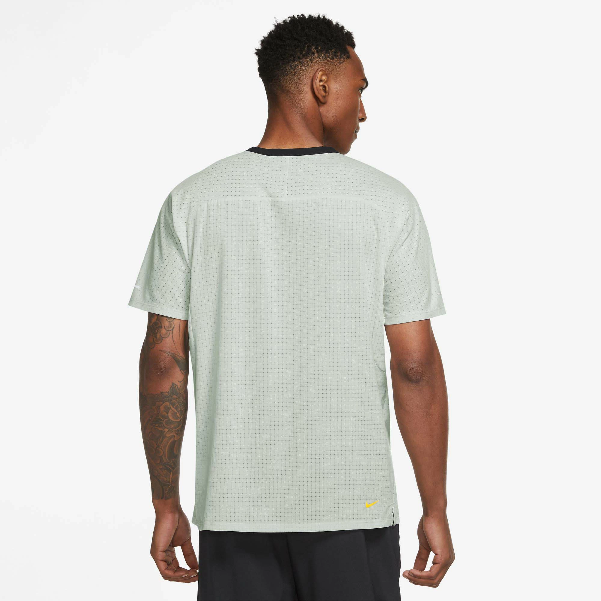 Nike | Men's Dri-FIT Trail Solar Chase Short-Sleeve Running Top - Light Silver 4 Nike | Men's Dri-FIT Trail Solar Chase Short-Sleeve Running Top - Light Silver - Image 2