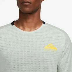 Nike | Men's Dri-FIT Trail Solar Chase Short-Sleeve Running Top - Light Silver 7 Nike | Men's Dri-FIT Trail Solar Chase Short-Sleeve Running Top - Light Silver -True Motion Sales Store DV9305 034 M Nike DFTrailTopSS detail