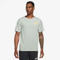 Nike | Men's Dri-FIT Trail Solar Chase Short-Sleeve Running Top - Light Silver