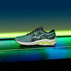 Mizuno | Men's Wave Inspire 18 Running Shoes 19 Mizuno | Men's Wave Inspire 18 Running Shoes -True Motion Sales Store M Mizuno Inspire18 lifestyle2