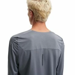 On | Men's Performance-T Long -True Motion Sales Store M113.00416 M On Performance TLong backclose
