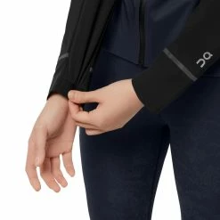 On | Women's Weather Jacket 25 On | Women's Weather Jacket -True Motion Sales Store W20400248 F onrunning weatherjacket sleevedetail